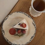喫茶 tameiki - 別の日：2025年2月✨ダブルチョコといちごのショートケーキ780円、薬膳茶600円(風月)※ドリンクセットで△50円✨️上からも美しい佇まい。濃厚なチョコといちごの甘酸っぱさ、最高です♪