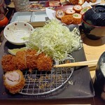 とんかつKYK - 勧めて頂くに甘えたキャベツのお代わりも大盛。