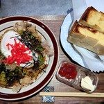 ほびーい喫茶店 - 焼きぞば 750円、トースト 400円(足寄高橋菓子店)