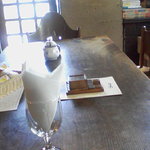 カフェ・バール こうべっこ - 長くゆったり木のテーブル席。