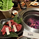 炭燒肉 石田屋。 本店 - 赤身３点盛り(上ヘレ・カイノミ・サガリ)+サンチュ