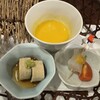 東間 - 前菜3種。
温かい「かぼちゃのスープ」、「野沢菜の湯葉巻き」、「刺身こんにゃくとトマト」