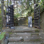 地球屋 - 入り口。ちょっと日陰過ぎ？