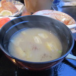 Kaneyasu - 定食のお味噌汁はワカメや海藻をふんだんに使ったお味噌汁です。
      