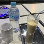 MUTHU RESTAURANT - サービスのマンゴーラッシーと天然水