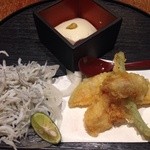 魚匠 銀平本店 - [煮魚定食]釜揚げシラス,汲み上げ豆腐,天ぷら<イカ,南瓜,インゲン>