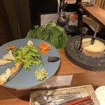 自由が丘 cheese亭 - 前菜盛り合わせにスイスのチーズをスライスしてかけてもらう