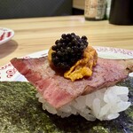 スシロー - ウニと黒樺牛つつみ　ランプフィッシュキャビア乗せ