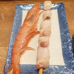 磯丸水産 - つぶ貝と赤海老の串焼き、各329円