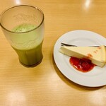 ジョイフル - チーズケーキと、ドリンクバーの抹茶ラテ♪