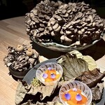 レスピラシオン - 舞茸のサブレ、舞茸のコンソメムース、舞茸の藁焼きと七面鳥と蓮根