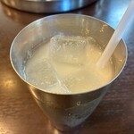 BINDU - カレーを食べてる途中で、持って来るので……食後に飲もうとすると、まぁまぁ氷が溶けていた　※それでも、ラッシーは濃厚タイプなので、まだ良かった