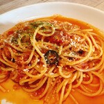 Delice - パスタのアップ。トマトベースにオリーブとパン粉のパスタです