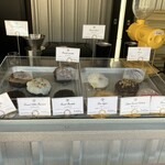Local Ring DONNUTS - 可愛いドーナツが並んでます、隣にはコーヒーショップあり