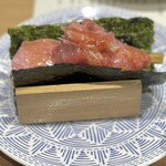 鮨ト酒肴 富かわ - ここら辺で店主の方が席まで来てくれた。ご満足頂けましたか？そりゃもちろん200%満足しました、と言いながらトロたく お願いできますか？二つ返事で、出てきたのがコチラ。中トロと山牛蒡の巻物！