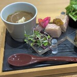 鮨ト酒肴 富かわ - 左から椎茸餡の茶碗蒸し 寒鰤の藁焼き