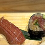 鮨ト酒肴 富かわ - 5日熟成の中トロとねぎトロと山牛蒡の巻物。ガリも独特