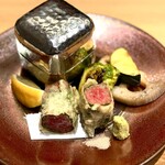 鮨ト酒肴 富かわ - 黒毛和牛の紫蘇巻きは手前の塩で。そして玉手箱風の錫の容器をバカっと開けると…