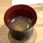 鮨ト酒肴 富かわ - 留椀は貝出汁の浅利と水菜