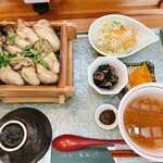あら浜 - 左上から牡蠣せいろ飯→サラダ→↓ひじき煮･壷漬け↓アサリの味噌汁↓←牡蠣味噌