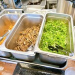 香川製麺所 - 薬味をかけます