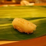 鮨 よし田 - 【握り開始】小ぶりです　〝アオリイカ〟包丁の切込みでとろける