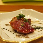 鮨 よし田 - わらでいぶされたという〝カツオ〟