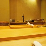 鮨 よし田 - L字カウンターで10席　檜のテーブルが