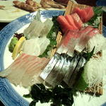おいしい寿司と活魚料理 魚の飯 - 刺身盛り合わせ