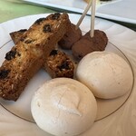 アル・ロドデンドロ - マカロン、花豆のチョコレートまぶしたもの他