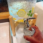 ESPRIT - お水には、レモン水を頂きました