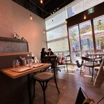 ESPRIT - お店は天井が高くて，開放的な広々とした空間です。