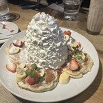 コナズ珈琲 - 料理写真:ストロベリー&バナナホイップパンケーキ¥1749