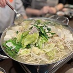 もつ鍋と焼きとんのお店 きじま屋 - もつ鍋、煮込み中…(∩❛ڡ❛∩)