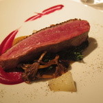 レフェルヴェソンス - 炎〜 フランス・シャラン産鴨胸肉のロティ、ビーツのピュレ&日本酒に漬けた洋梨、カーボロネロ、シャントレル茸、黒胡椒
