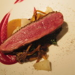 レフェルヴェソンス - 炎〜 フランス・シャラン産鴨胸肉のロティ、ビーツのピュレ&日本酒に漬けた洋梨、カーボロネロ、シャントレル茸、黒胡椒