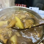 もつ焼 和ちゃん - 「カレーもつ煮込み（税込￥1,200）」のひと口のアップ…