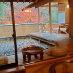明神館 - 部屋から露天風呂と紅葉を