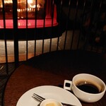 明神館 - 19時までフリードリンクを楽しめるサロン（紅茶・珈琲・スパークリングワイン）が楽しめます♪　その後はバーになります