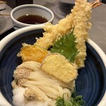 本格手打うどん おか泉 - 私が今回オーダーした(登録商標)ひや天おろし(1,280円)うどんの美味しさとコシはもちろんそびえ立つ海老天の大きいこと！big!です。上から下まで身がしっかりと入ってます。