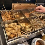 本格手打うどん おか泉 - こんな感じで、好きな分だけおでんの串をとって入れるんですよ。お皿も手前にあります。からしの横にあるのがお勧めの味噌です。٩(ˊᗜˋ*)و