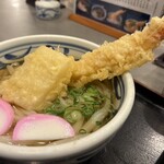 本格手打うどん おか泉 - 連れがオーダーしていたこんぴら(エビ天と揚げ餅入り)946円 暖かいおうどんはひやより麺は柔らかなので、食べやすい麺をお好みの方はあったかいおうどんがオススメですね。(*ﾟ▽ﾟ)ﾉ