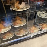 本格手打うどん おか泉 - 稲荷やおにぎりも美味しそうでしたよ。(★‿★)