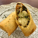 春巻き専門店 はるまきバトン - 牡蠣とニョッキの春巻き 450円