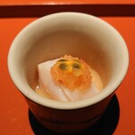 明神館 - 帆立油霜　パッションフルーツ掛け…なかなか美味♪