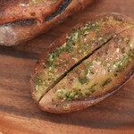 ブーランジュリークルミ - 究極のガーリックフランス（360円）