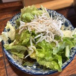 大衆酒場 みやにしテツオ - 12時前来店特典のサラダ