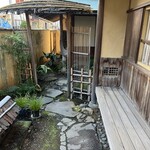 温石 - 庭を向けてのアプローチ