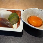 銀座 四代目 高橋屋 - 鰻をつけて頂く濃厚な黄身と食感の良いお漬物