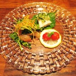 三種前菜
            ミニトマトの甘酢漬け
            蒸し鶏の葱生姜野沢菜ソース
            天然イサキのお刺身サラダ